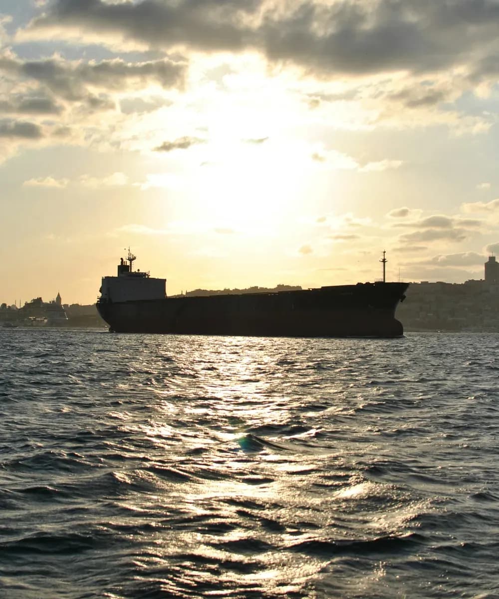 Navio de carga em rota marítima para a Europa